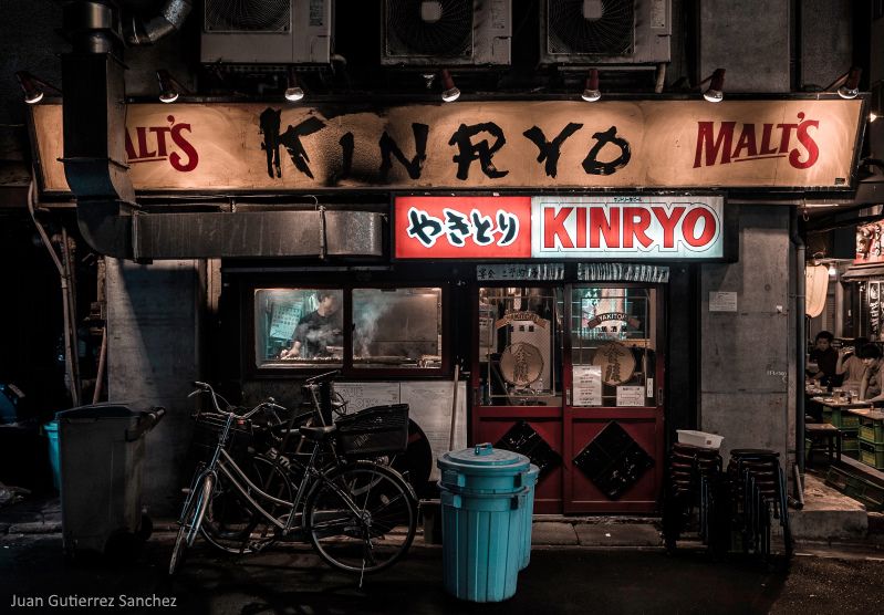 Restaurante de yakitori. Callejón de Chiyoda, cerca de la estación de Yurakucho (Tokio). Foto: Juan Gutierrez Sanchez (@johnzlights)