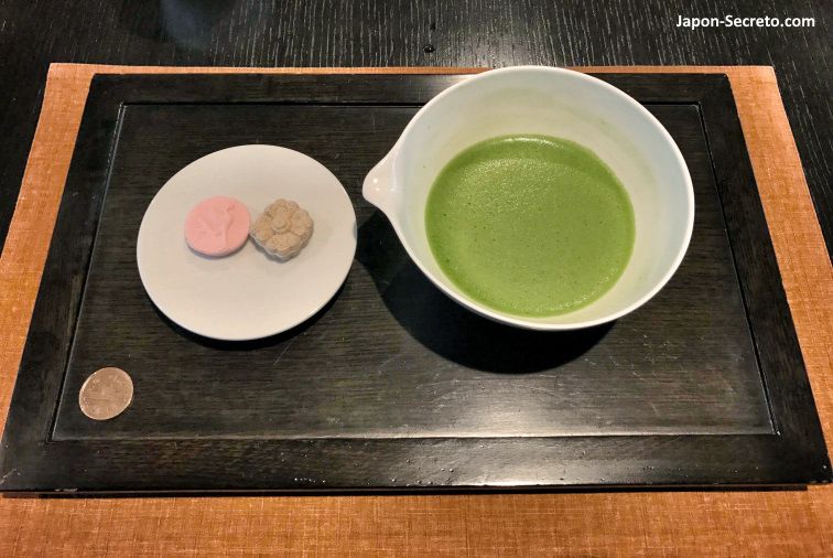Desgustación de té acompañado de dulce tradicional al lado del templo Byōdōin, en Uji (Kioto).