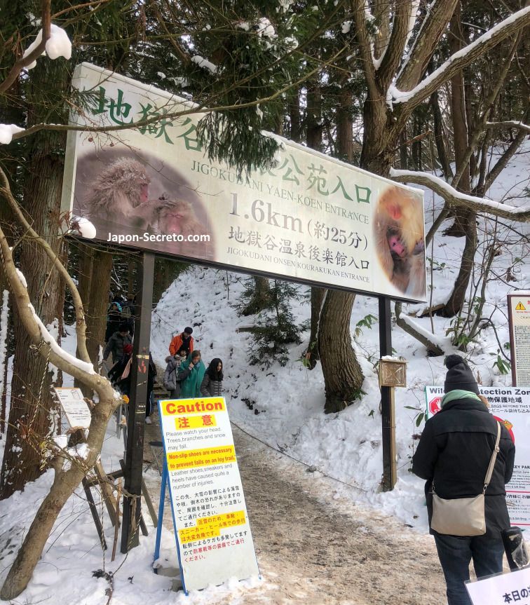 Entrada al parque de monos de Jigokudani (Yamanouchi). Nieve. Invierno. Nagano