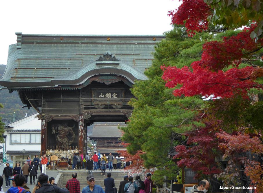 Templo Zenkoji (善光寺, Zenkōji) de Nagano en otoño. Momiji