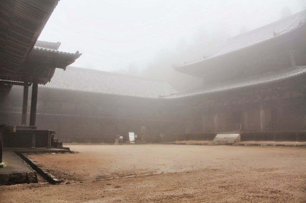 Monte Shosha (Himeji): templo Engyōji envuelto en la niebla