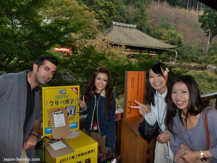 Participando en la elección del kanji del año 2011. Templo Kiyomizudera. Higashiyama. Kioto