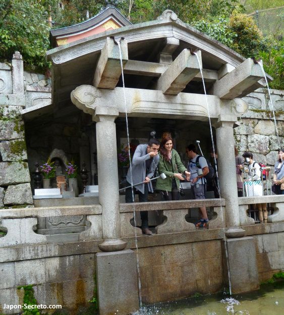 Cascada Otowa (templo Kiyomizudera de Kioto). Bebiendo.