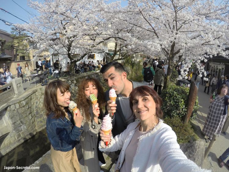 Tomando un helado de sakura o matcha en el paseo de la filosofía durante el florecimiento de los cerezos. Kioto