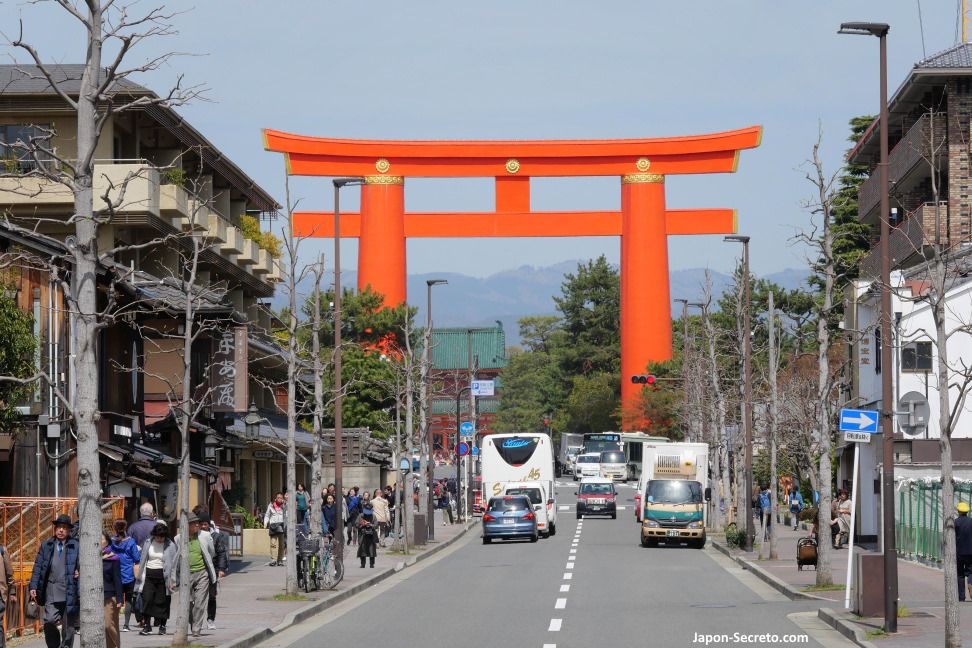 Torii gigante a la entrada del santuario Heian. Kioto