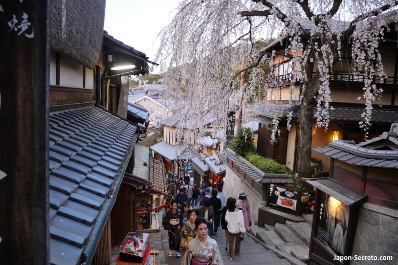 Calle Sannenzaka y sakura. Higashiyama, Kioto