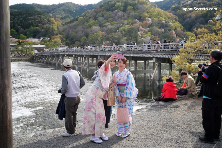 Selfie con el puente Togetsukyo y cerezos en flor. Arashiyama, Kioto