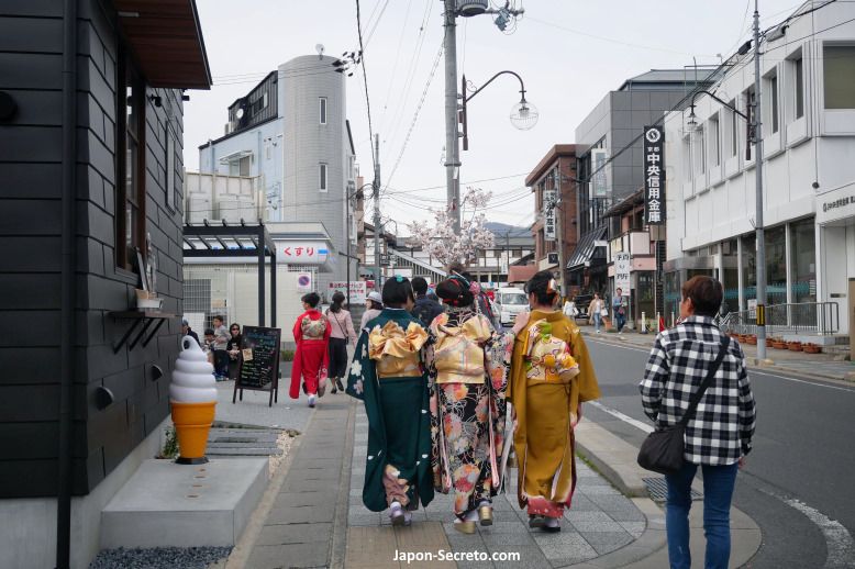 Qué ver y hacer en Arashiyama (Kioto): chicas paseando en kimono y cerezos en flor