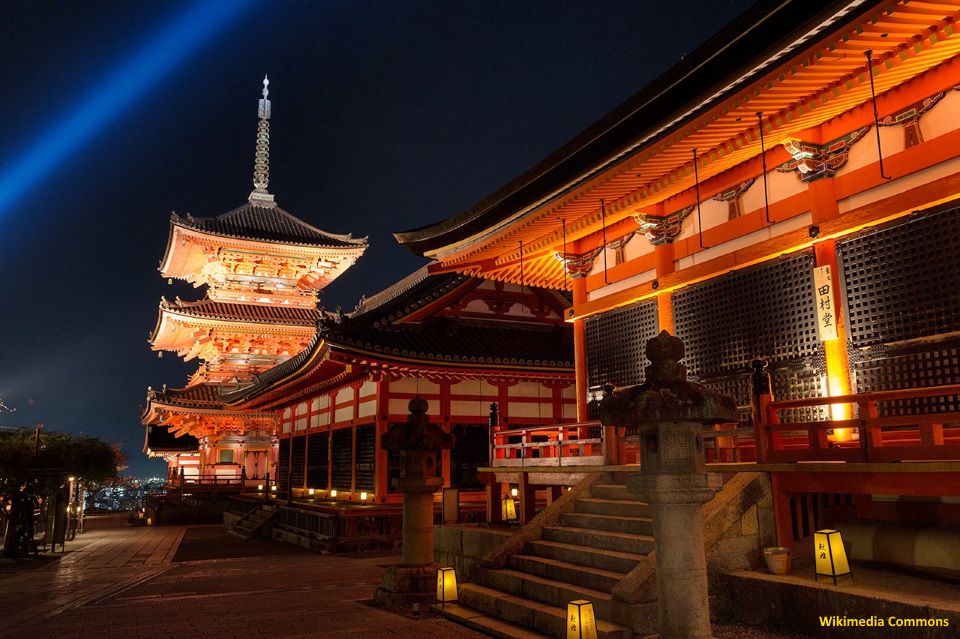 Templo Kiyomizudera (Kioto). Iluminación de otoño. Pagoda Koyasu