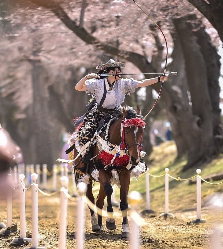 Sakura Yabusame en Towada (Aomori, Tohoku). Tiro con arco a caballo femenino. Mujeres arqueras. Festivales de Japón