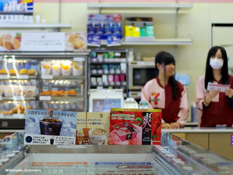Interior de un konbini Family Mart
