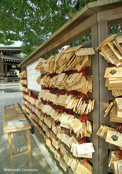 Tablillas ema colgadas en el santuario Meiji Jingu de Tokio
