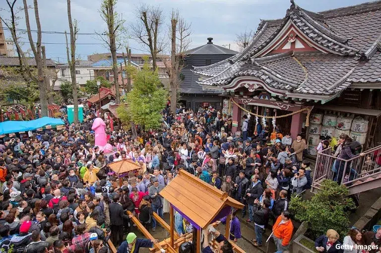 Santuario Kanayama de Kawasaki durante el festival Kanamara Matsuri