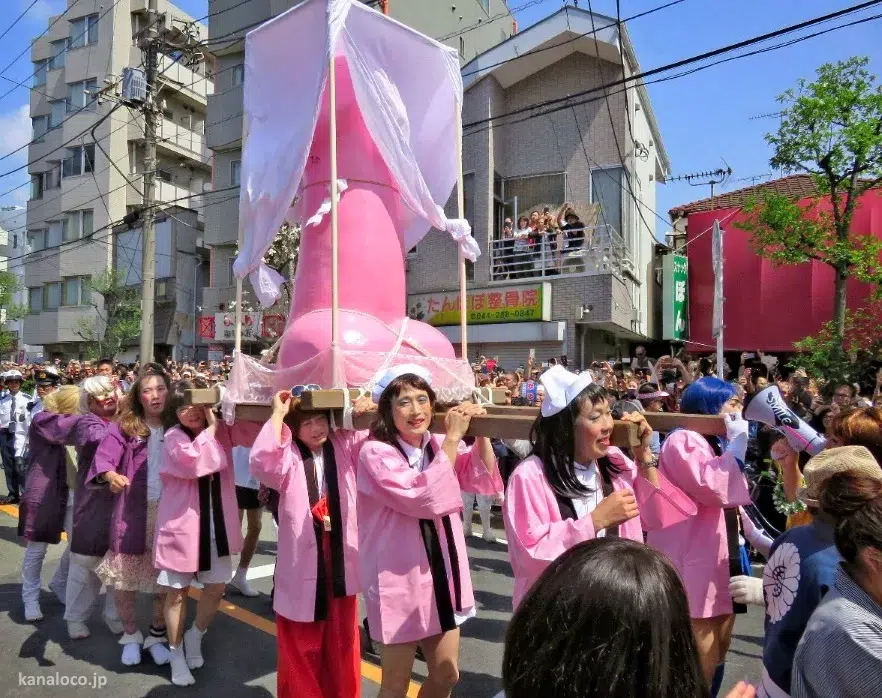 Festival Kanamara Matsuri de Kawasaki. Procesión del pene gigante y los travestis