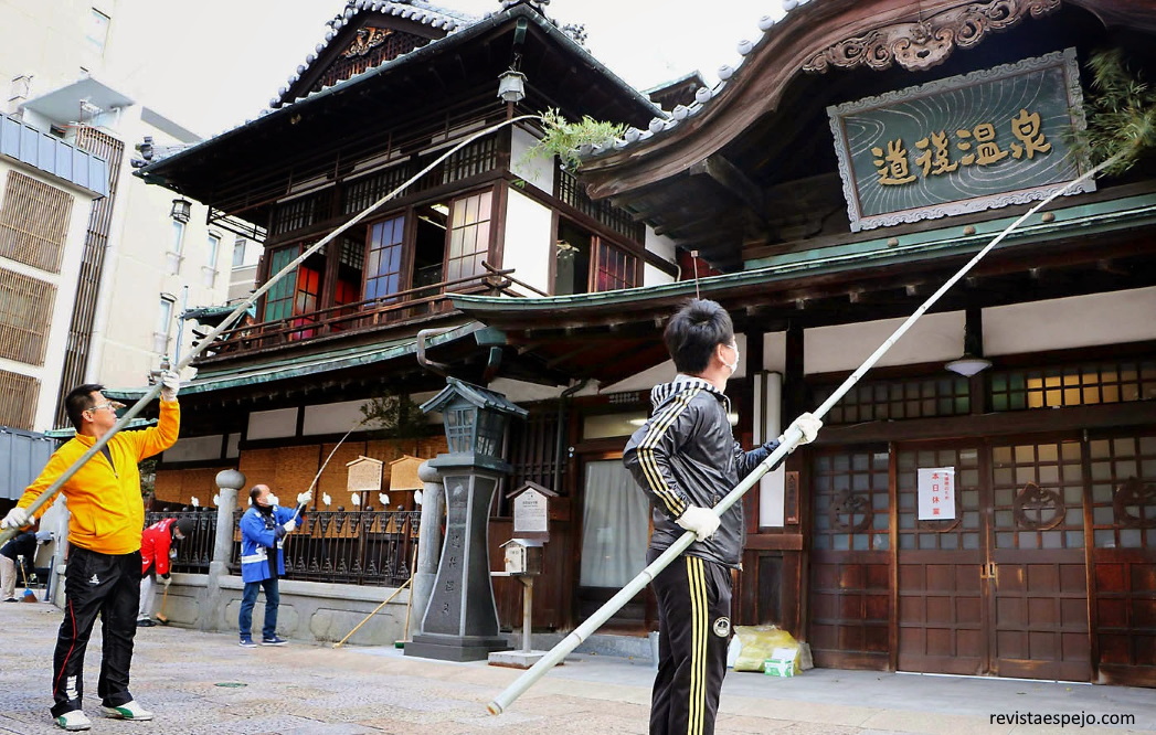 Osoji o limpieza general del año en Dogo Onsen Honkan (Matsuyama, Shikoku)
