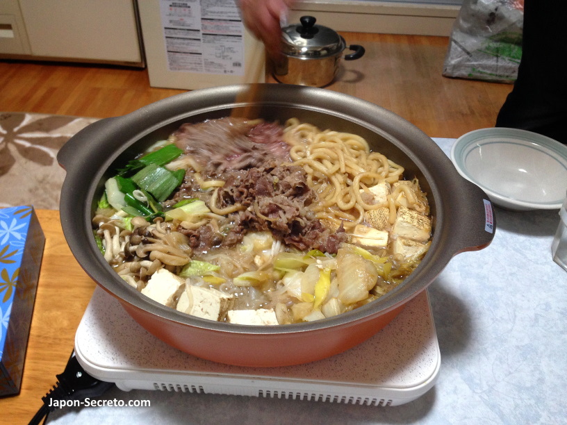 Comida típica de Japón: Sukiyaki en casa de los padres de Miyuki en Tennoji (Osaka)