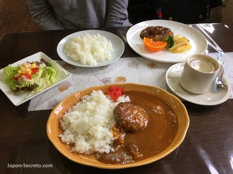 Kare raisu (arroz con curry) acompañado de hamburguesa japonesa