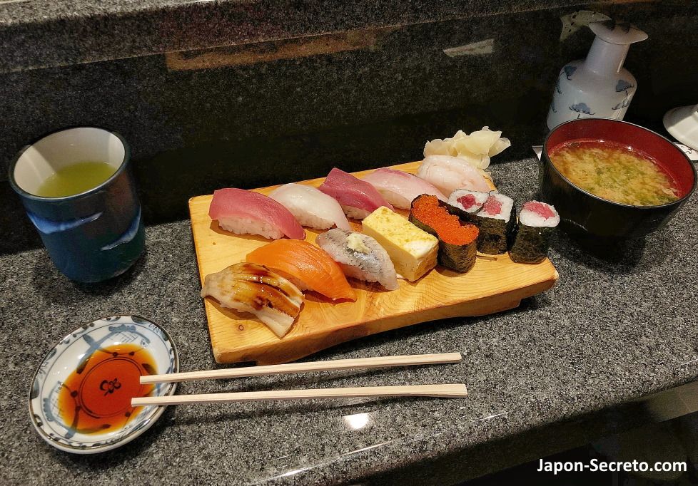Comiendo sushi en un pequeño restaurante del mercado de pescado de Tsukiji (Tokio)
