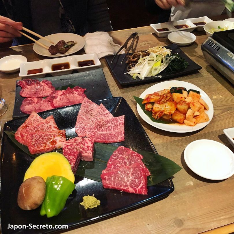 Comida típica de Japón: Carne de ternera buey japonesa (wagyu) en un restaurante de comida coreana