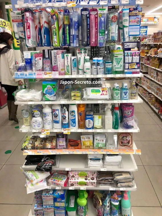 Productos cosméticos e higiénicos en un konbini