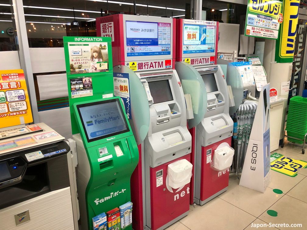 Tarjeta de crédito en Japón. Cajeros automáticos y terminal de compra de entradas y pago de facturas en un konbini
