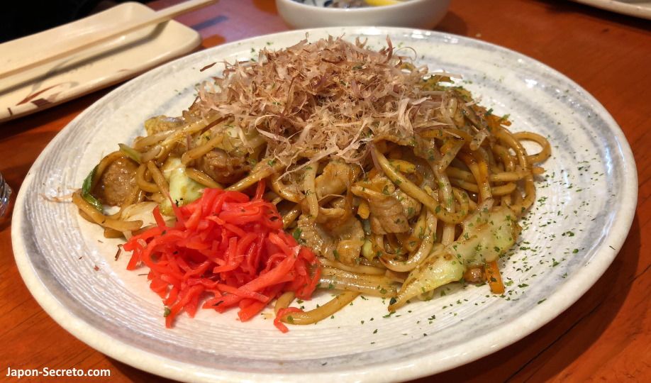 Comida típica de Japón: Yakisoba con katsuobushi en Shinsekai (Osaka)