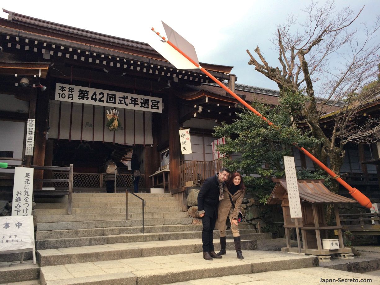 Hamaya gigante en el santuario Kamigamo Jinja (Kioto)