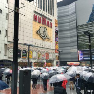 Lluvia en Tokio. Paraguas de vinilo.