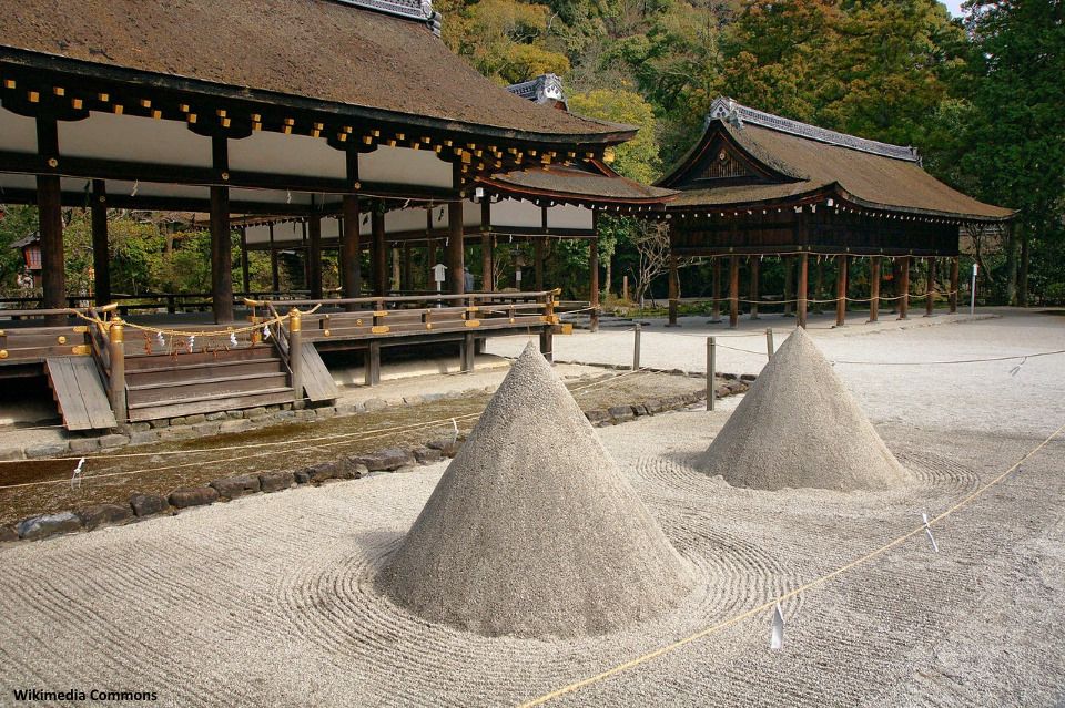 Montículos de arena en forma de cono del santuario Kamigamo Jinja (Kioto)