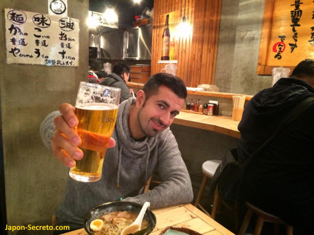 Cerveza en un restaurante de ramen (Shibuya, Tokio)