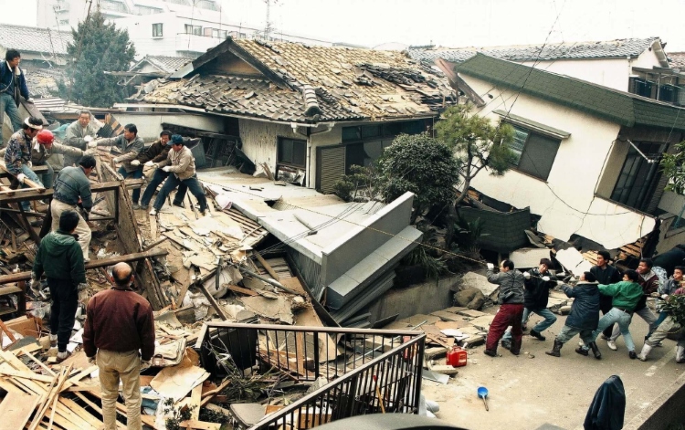 El Gran Terremoto de Kōbe (17 de enero de 1995), conocido en Japón como el Gran Terremoto de Hanshin Awaji (阪神・淡路大震災,)