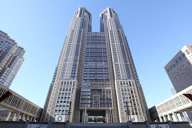 El Ayuntamiento de Tokio o Edificio del Gobierno Metropolitano de Tokio (東京都庁舎 Tōkyō-to Chōsha), también conocido como Tochō (都庁)