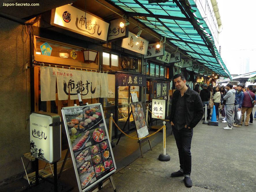 Restaurante de sushi del mercado de pescado de Tsukiji (Tokio)