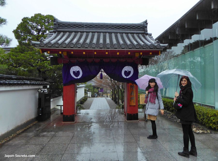 Visitando el templo Byodoin de Uji en una mañana de lluvia