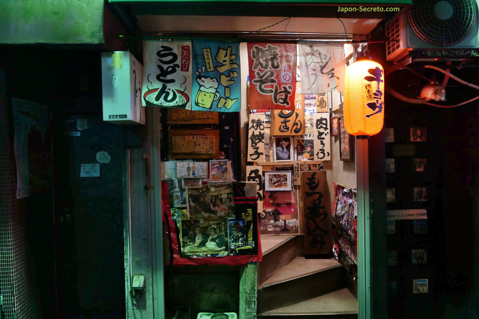 Aire bohemio y nostálgico en un bar de Shinjuku Golden Gai (新宿ゴールデン街).