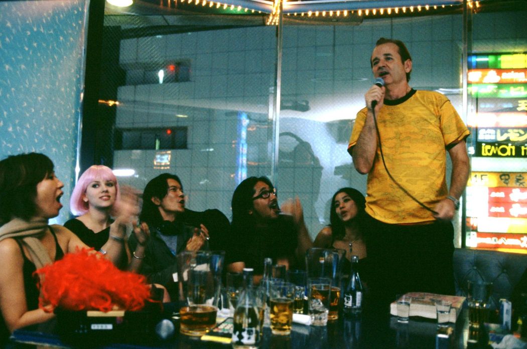 Escena del karaoke en la película "Lost In Translation". Bill Murray y Scarlett Johansson