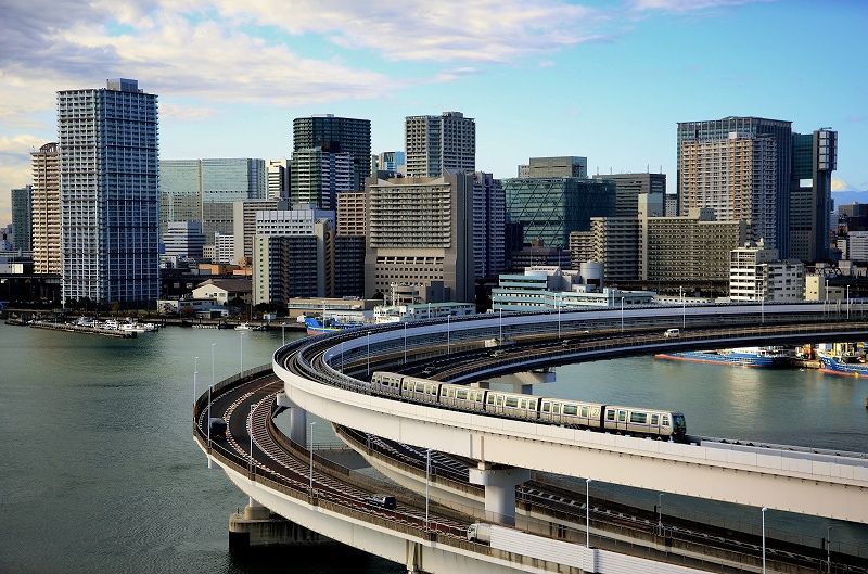 Los 23 barrios especiales de Tokio: Tren autodirigido Yurikamome circulando entre Odaiba y Minato (Tokio)