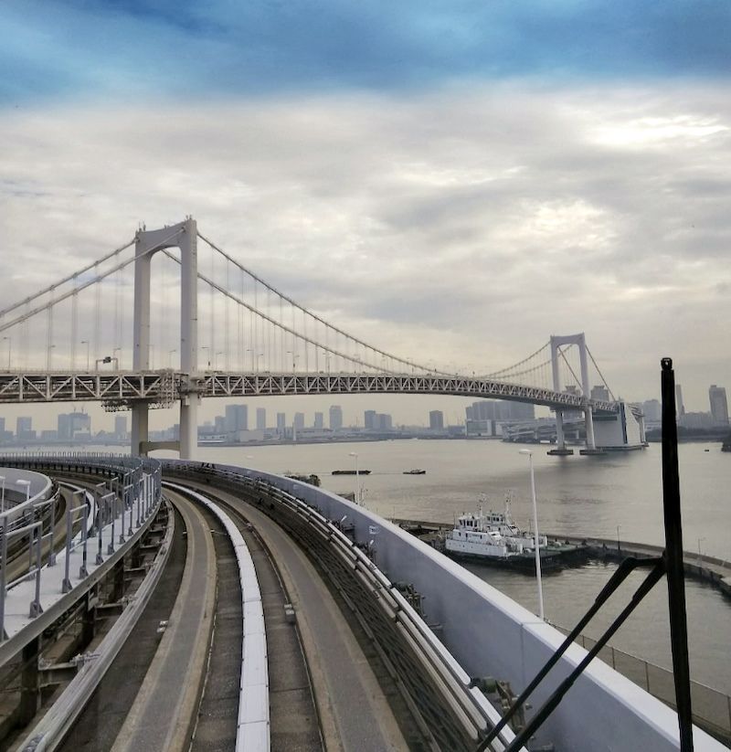 Vistas del puente Rainbow Bridge desde la línea Yurikamome de tren autodirigido (Tokio)