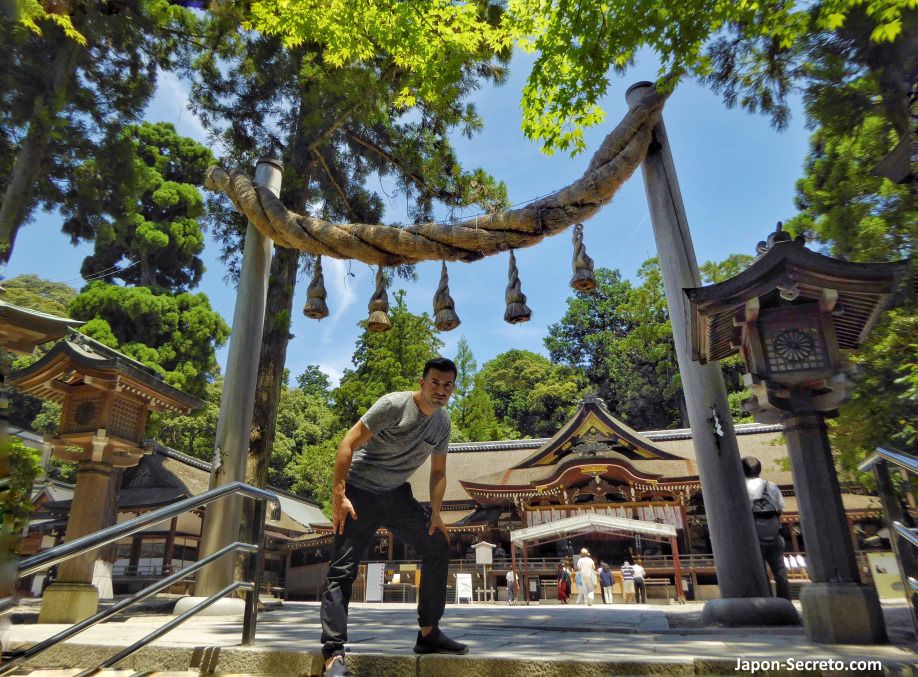 Acceso al salón de adoración o haiden (拝殿) en el santuario Ōmiwa (Nara)