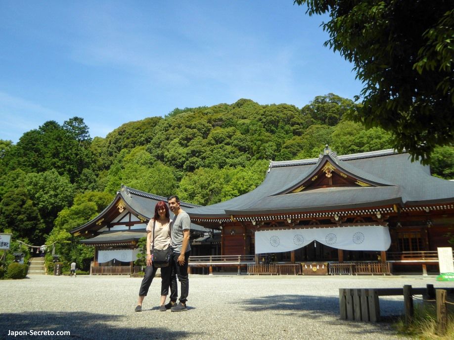 Santuario Omiwa jinja de Sakurai (Nara). Salón de ceremonias, actos protocolarios y oración