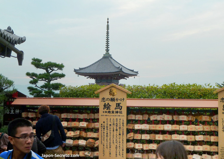 Tablillas ema en el santuario Jishu (Kioto)