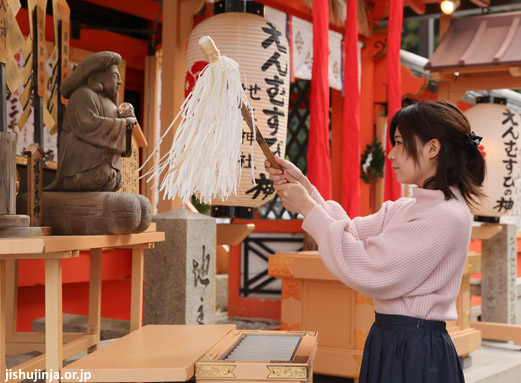 Ritual ante Haraedo No Okami en el santuario Jishu (Kioto)