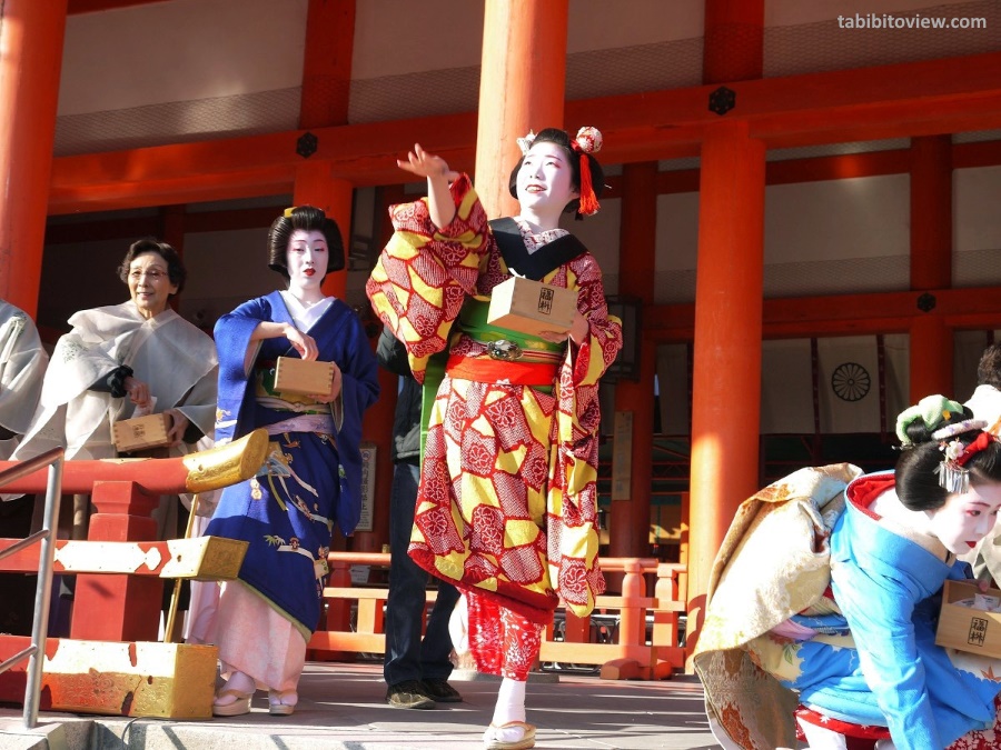 Celebración del ritual mamemaki durante el setsubun en el santuario Heian de Kioto