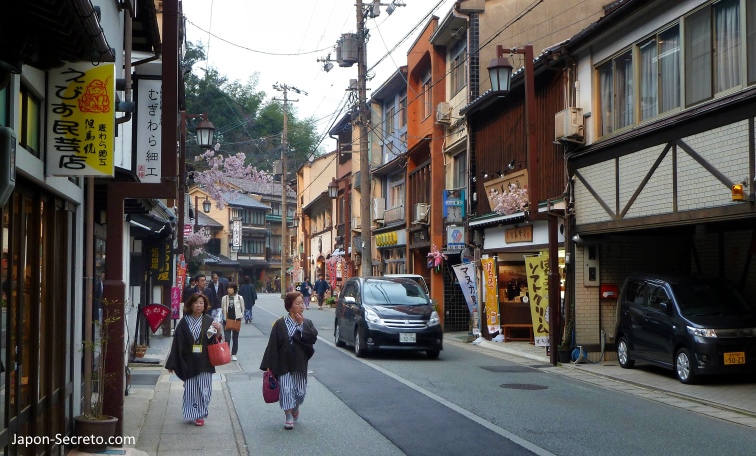 Paseando en yukata hacia los onsen (sotoyu meguri, 外湯めぐり). Kinosaki