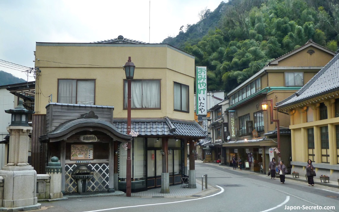 Sotoyu meguri: paseando en yukata hacia las casas de baño. Kinosaki Onsen