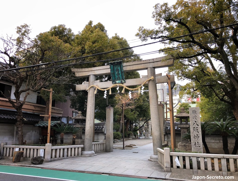 Entrada al santuario Namba Yasaka de Osaka