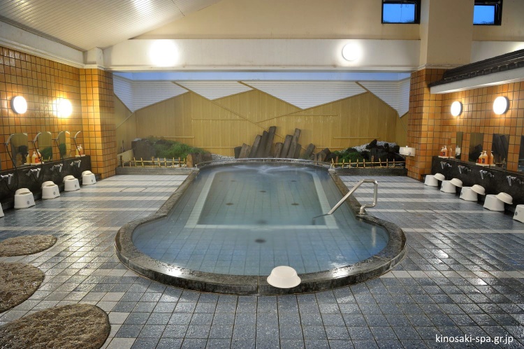 Baño interior de la casa de baños Jizoyu (Kinosaki Onsen)