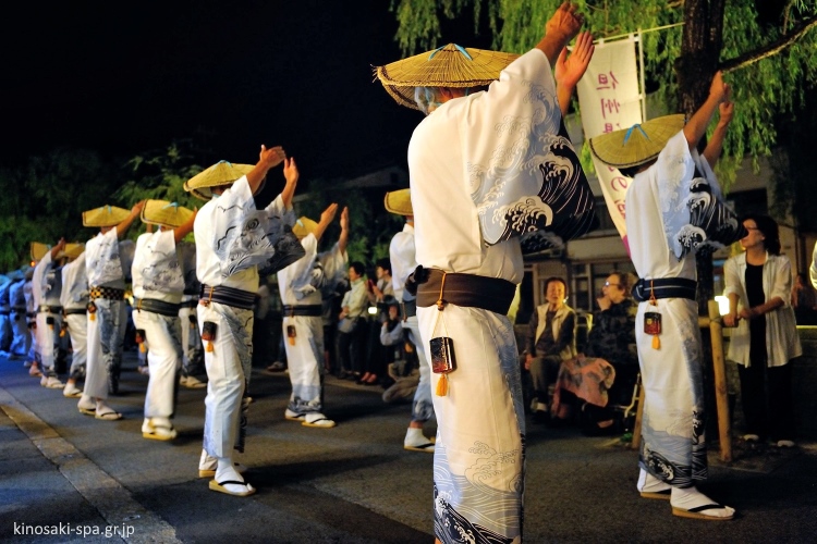 Celebración del Obon en Kinosaki Onsen. Danza Bon Odori