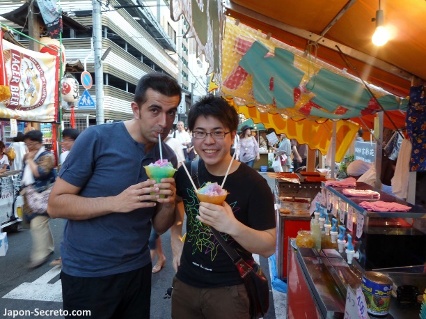Disfrutando de un kakigori (helado japonés) una calurosa tarde de julio en Kioto durante el festival Gion Matsuri (año 2011)