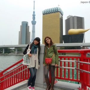 Orilla del río Sumida con una vista de la torre Tokyo Skytree y la fábrica de cerveza Asahi(Asakusa, Tokio)